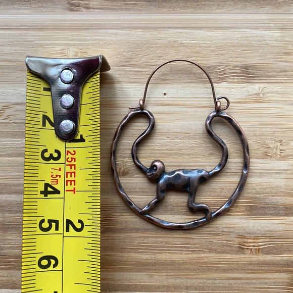 Metal hoop monkeys copper earrings - Picture 6 of 7